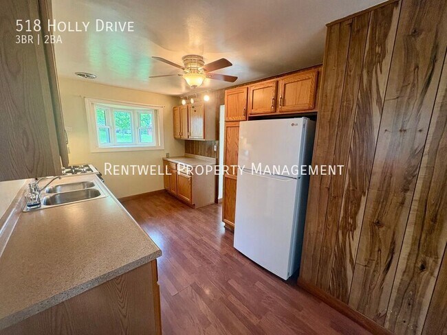 Building Photo - 518 Holly Dr