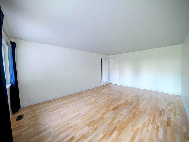 Building Photo - Refined 4BR House + private office, EV, ga...