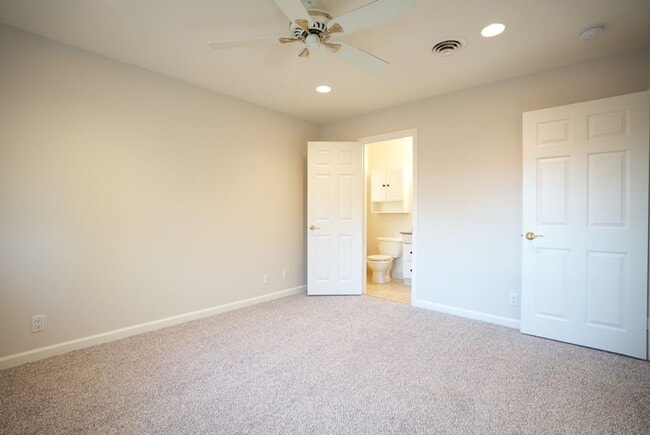 Building Photo - Charming Three Bedroom West Park Neighborh...