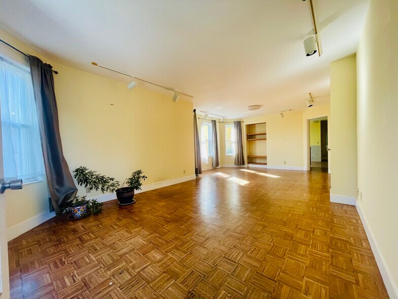 LIVING - 10 Packard Ave