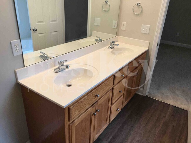 Building Photo - 2215 Charles Towne Ct