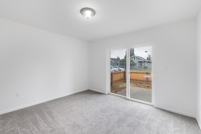 Building Photo - TWO BEDROOM ONE BATH APARTMENT IN LONGVIEW