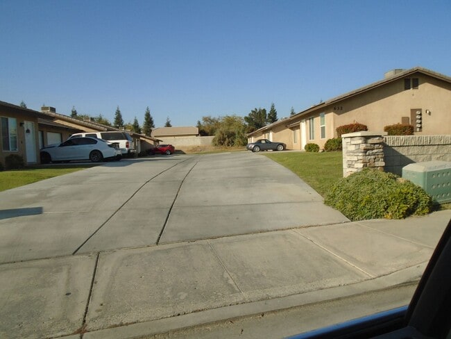 Building Photo - 616 W Day Ave