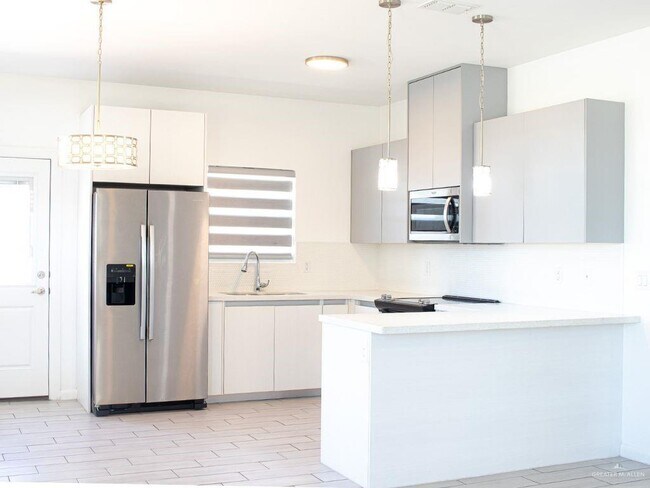 Primary Photo - 7 West Dr