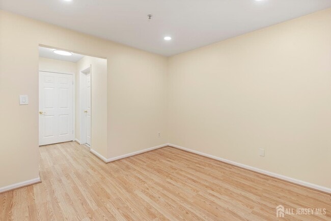 Building Photo - 828 Waterford Dr