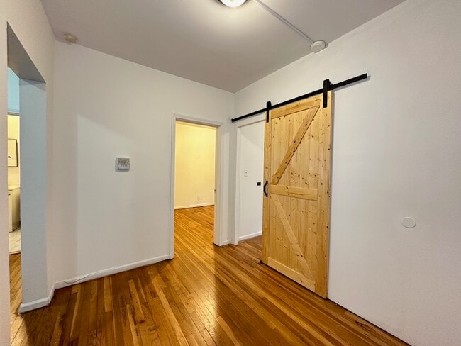 Building Photo - 933 W Sunnyside Ave