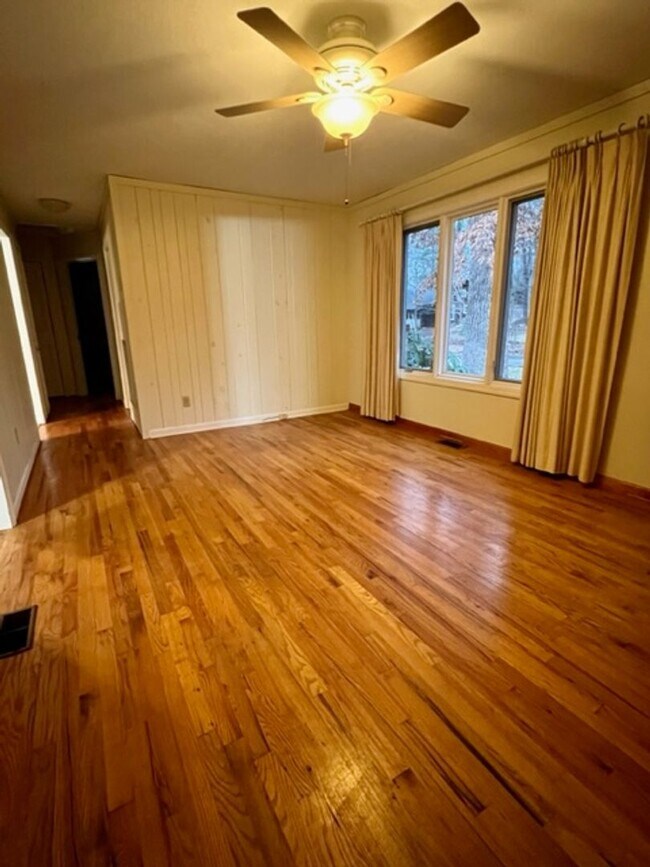 Building Photo - Black Mountain Rental