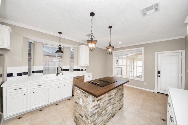 Building Photo - 2405 Guilbeau Ln