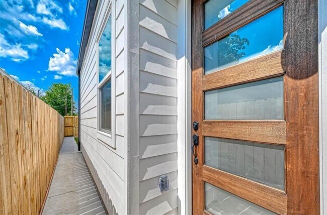 Building Photo - 8405 Schneider St