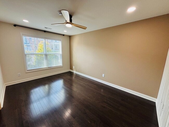 Building Photo - 3-4 Bedroom, 3.5 Bath Townhouse