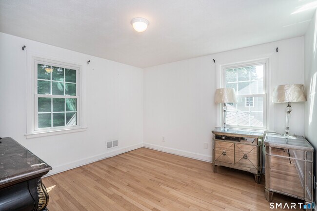 Building Photo - 25 Greensview Dr