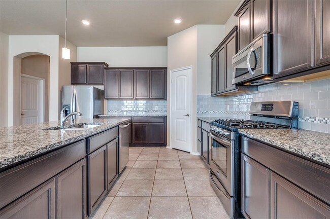 Building Photo - 2025 Lake Vista Dr