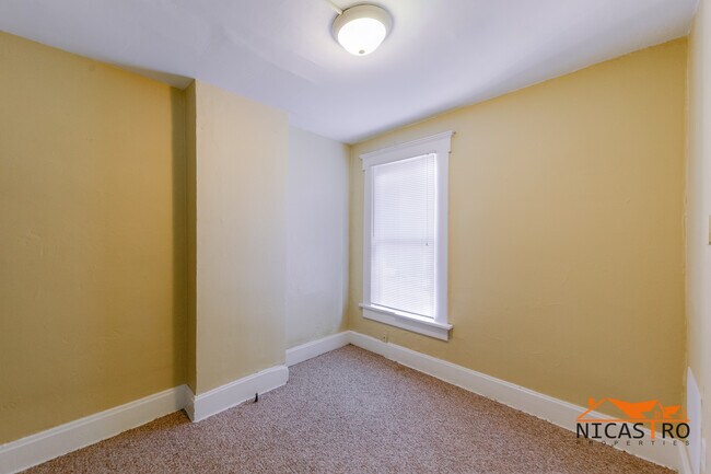 Building Photo - 138 E 11th Ave