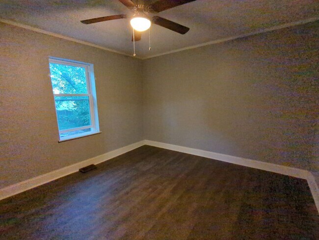 Building Photo - 2 Bedroom House  in Rossville/East Ridge