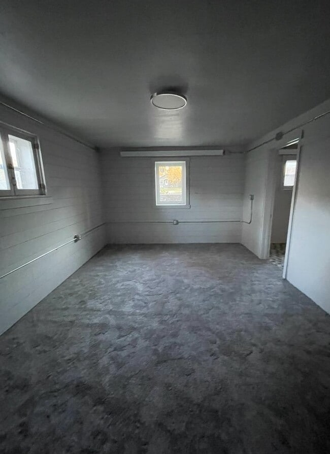 Building Photo - Best Apartments