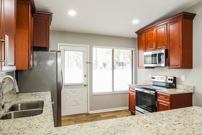 Building Photo - 1960 Oak Twist Ct