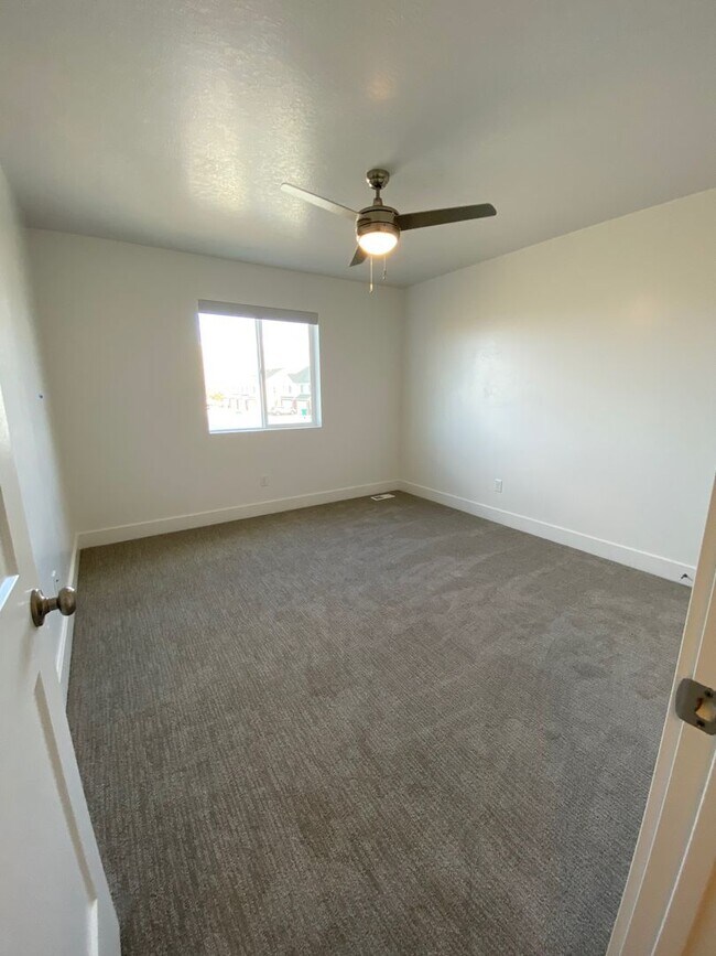 Building Photo - Beautiful 3 Bed, 2.5 Town Home! Available Now! See Our 3D Tour of This Property! Available on Jun...