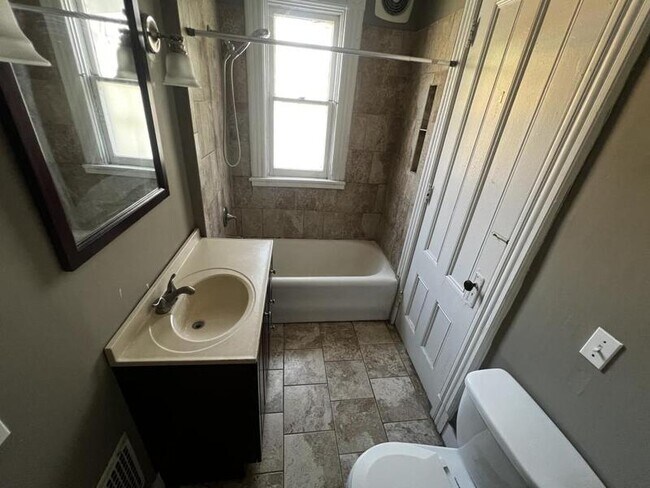 Building Photo - 213 Oxford St