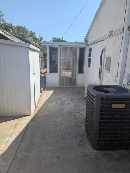 Entrance and screened patio - 1169 E Lexington Ave