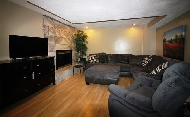 Building Photo - Beautiful Mid Entry Home in a Quiet Neighb...