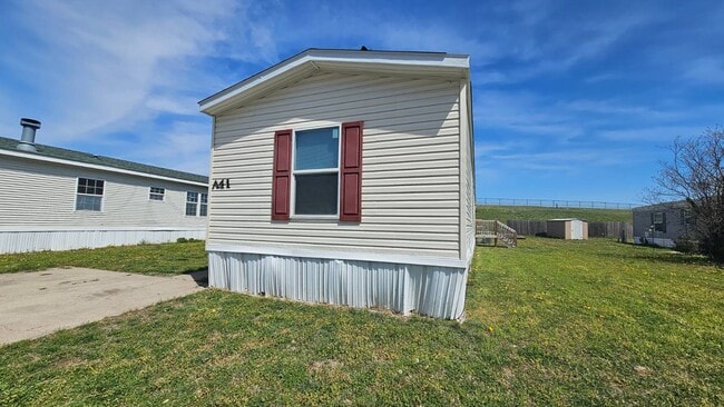 Building Photo - 2320 E MacArthur Rd