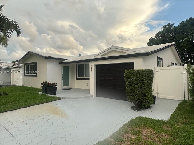 Building Photo - 526 S Rainbow Dr
