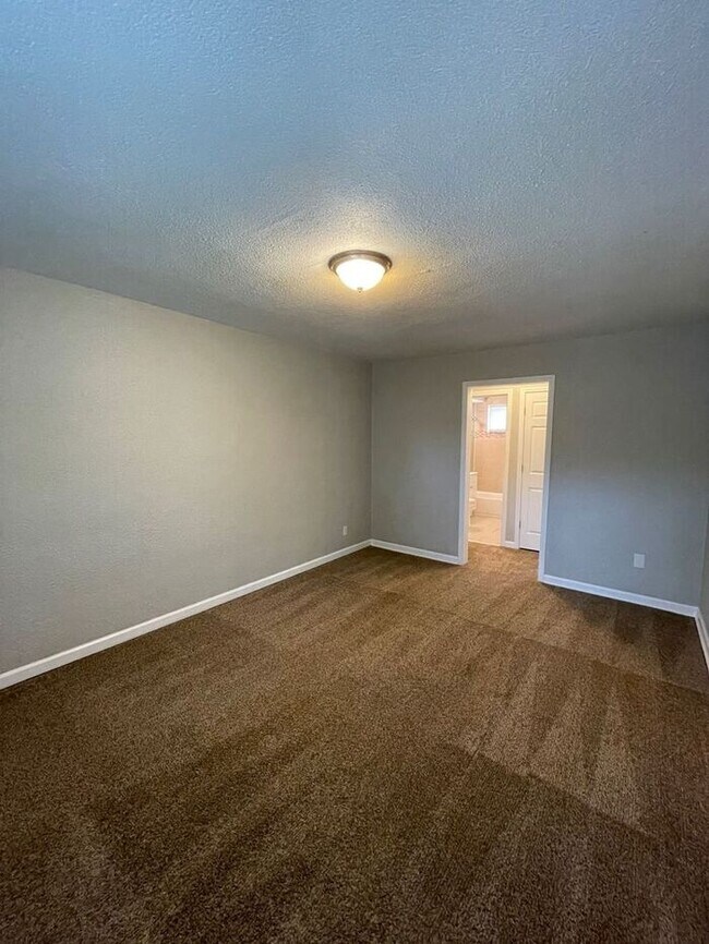 Building Photo - Adorable Updated 1 Bed with 1 Bathroom Rem...