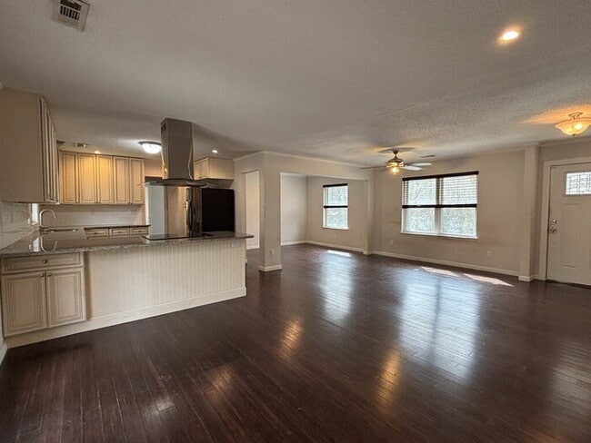 Building Photo - 117 Alma Dr