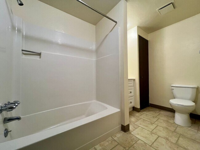 Building Photo - 304 Kellywood Manor