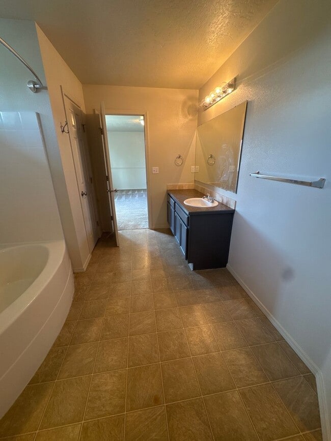 Building Photo - Walking distance to Settlers Park