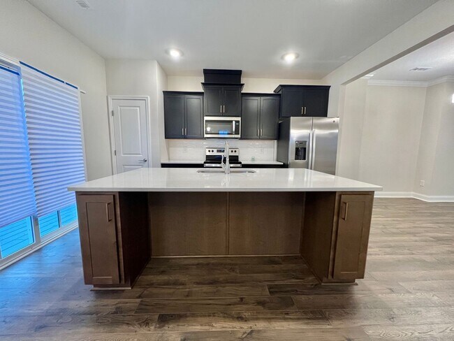 Building Photo - Like New 3 Bed, 4 Bath Townhome w/ 2 Car Garage