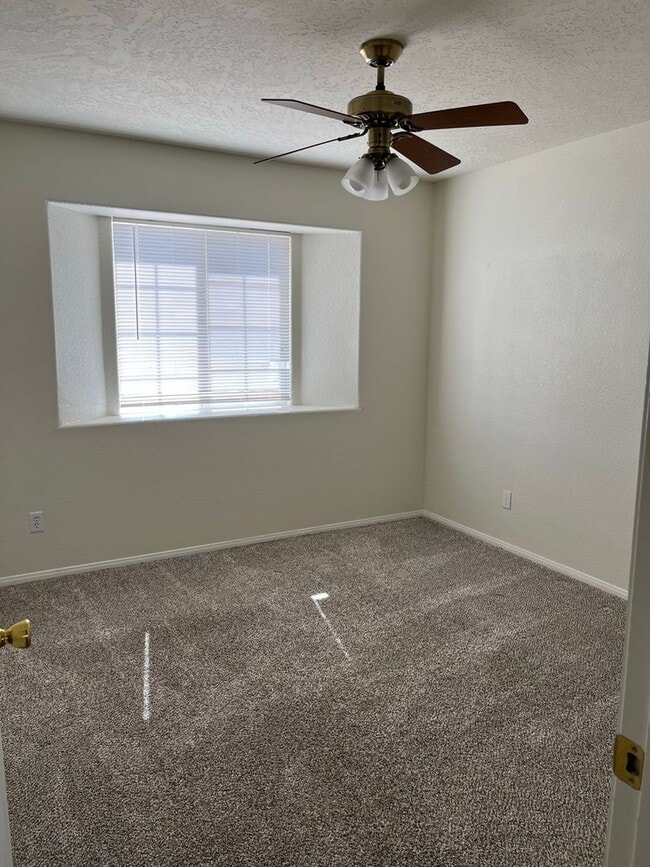 Building Photo - 3 Bedroom 2 Bathroom Available now!