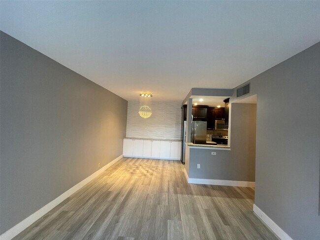 Building Photo - 400 N Riverside Dr