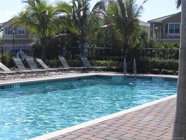 Building Photo - 1571 SE Hampshire Way