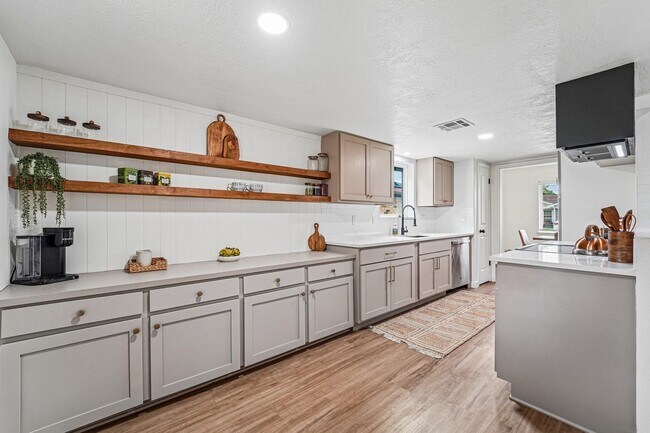 Building Photo - 2801 Coy Dr