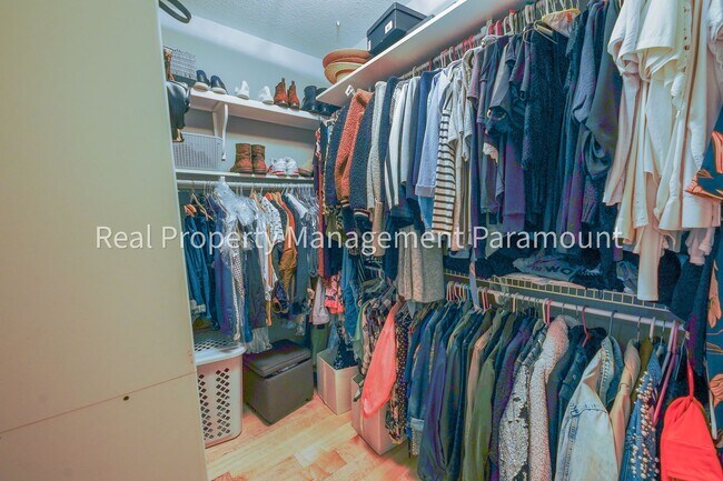 Building Photo - Don't miss out! 2 Bed 2 bath ready to go!