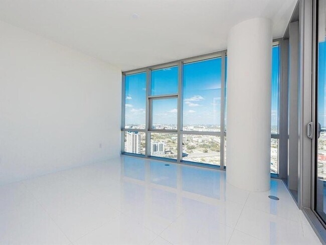 Building Photo - 851 NE 1st Ave