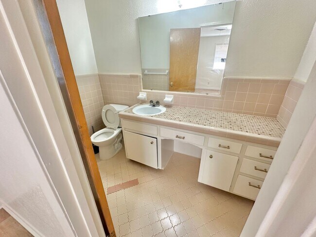 Building Photo - AVAILABLE NOW !!