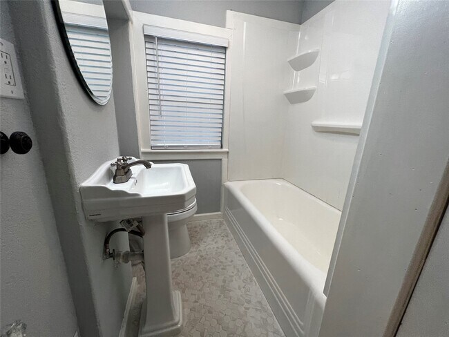 Building Photo - 4309 Coyle St