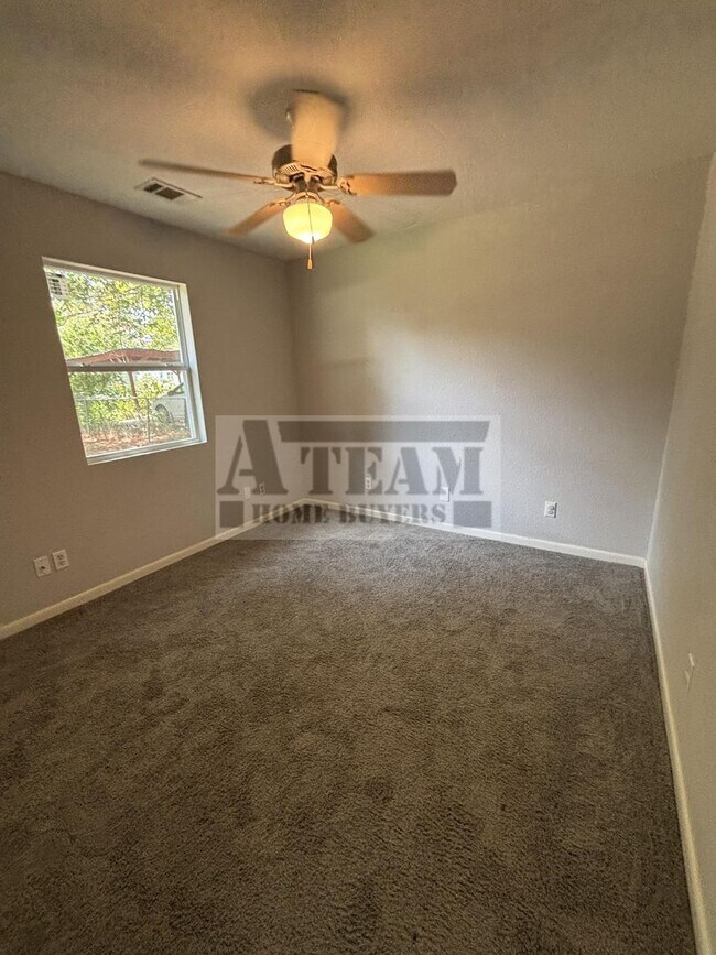 Building Photo - Updated 3 bedroom 2 bathroom