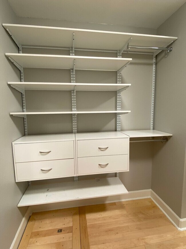 Building Photo - Northwest Crossing Gem! Bonus Office and F...