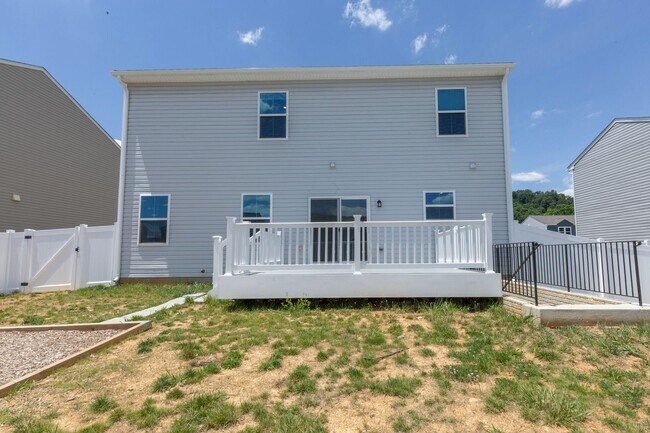 Building Photo - 4 Bed, 3 Bath, Single Family Home in Hedgesville, WV