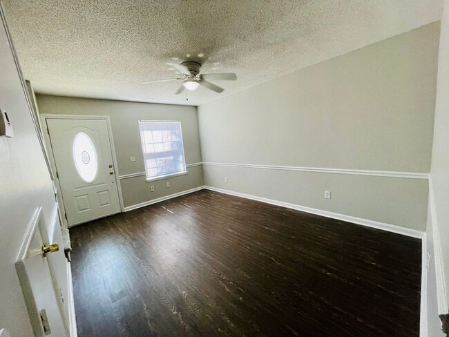 Building Photo - 2bd/1.5ba townhome super close to CCU/CMC/...