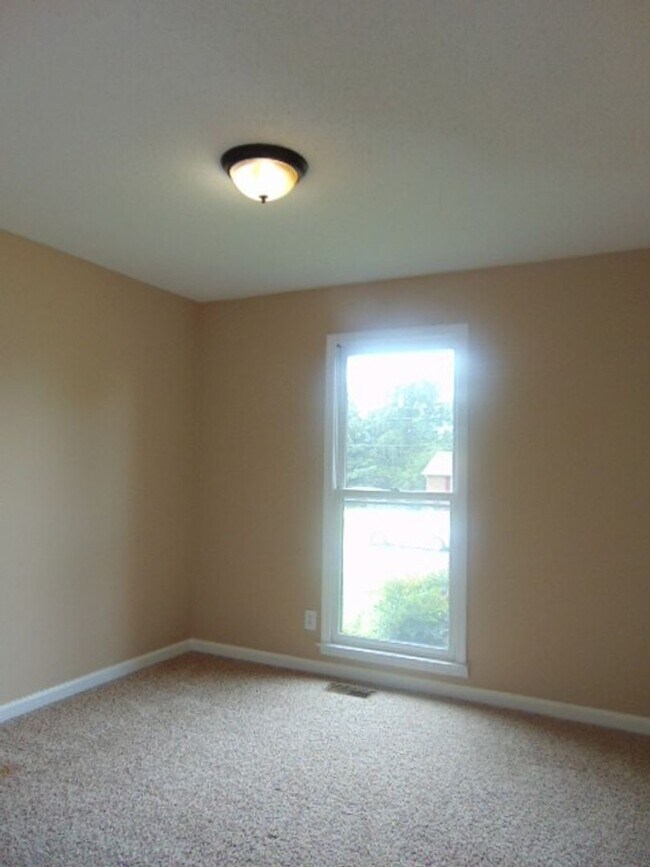 Building Photo - 3 Bedroom 2 Bathroom Home