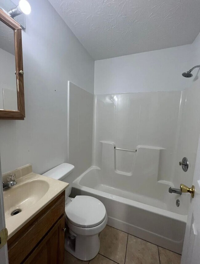 Building Photo - Cross Lanes Townhouse! In-Unit Laundry hoo...