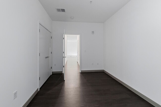 Building Photo - 2420 E Capitol Dr