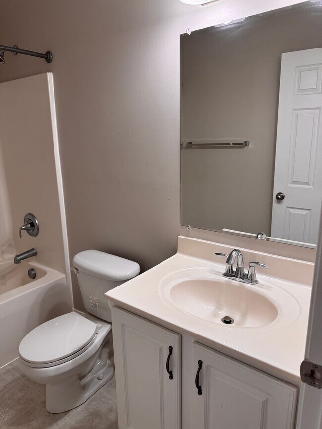 Building Photo - 3 Bedroom || 2 Bathroom Main Level Apartme...