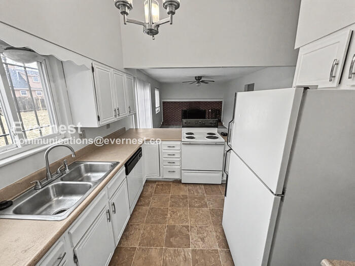 Building Photo - 4660 Anjelina Cir N