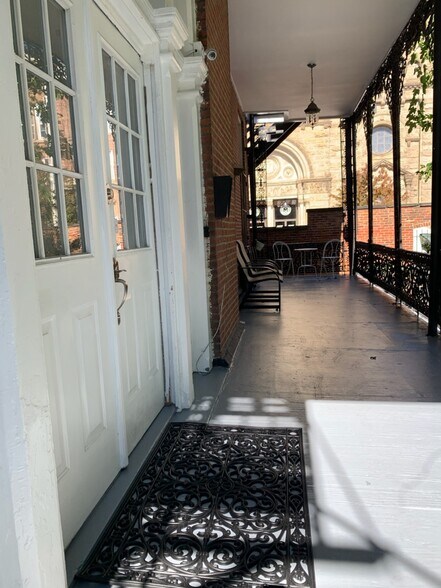 Relax on the veranda - 1901 E Lombard St