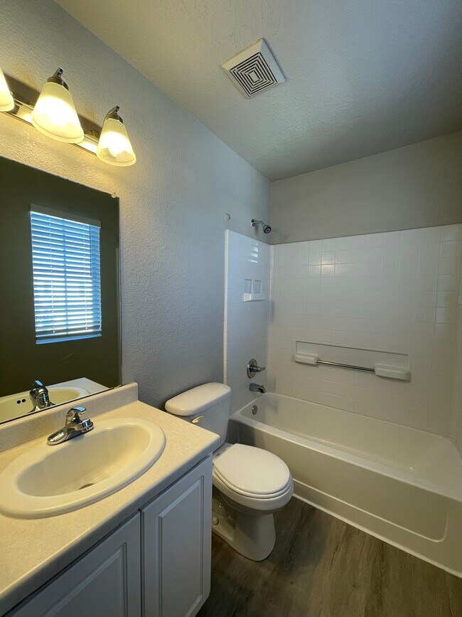 Building Photo - 10716 Habanero Way SE